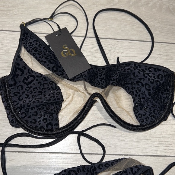 COPY - GORGEOUS BLACK SWIM SUIT - Picture 4 of 5